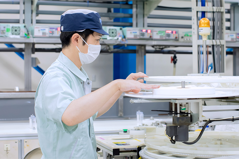 工場内で打ち合わせをする東新工業の社員
