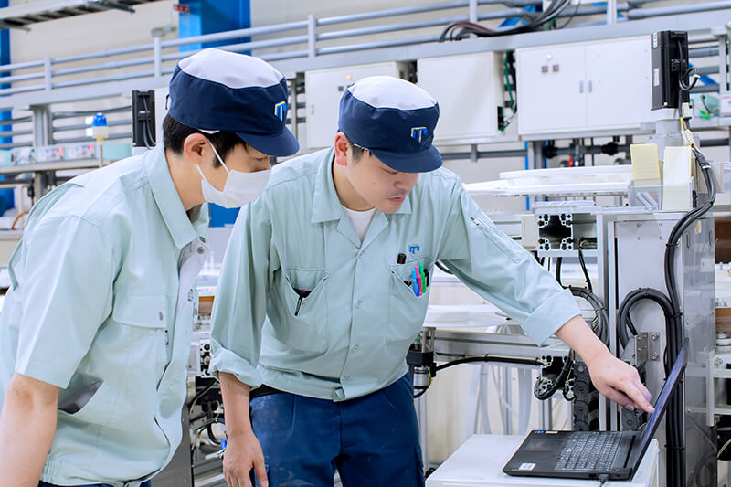 製造設備を確認する東新工業の社員