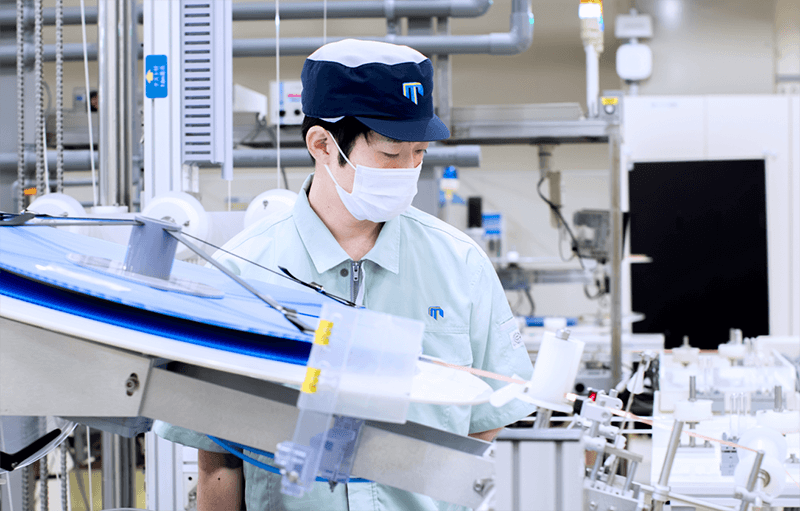 生産設備の立ち上げを確認する社員